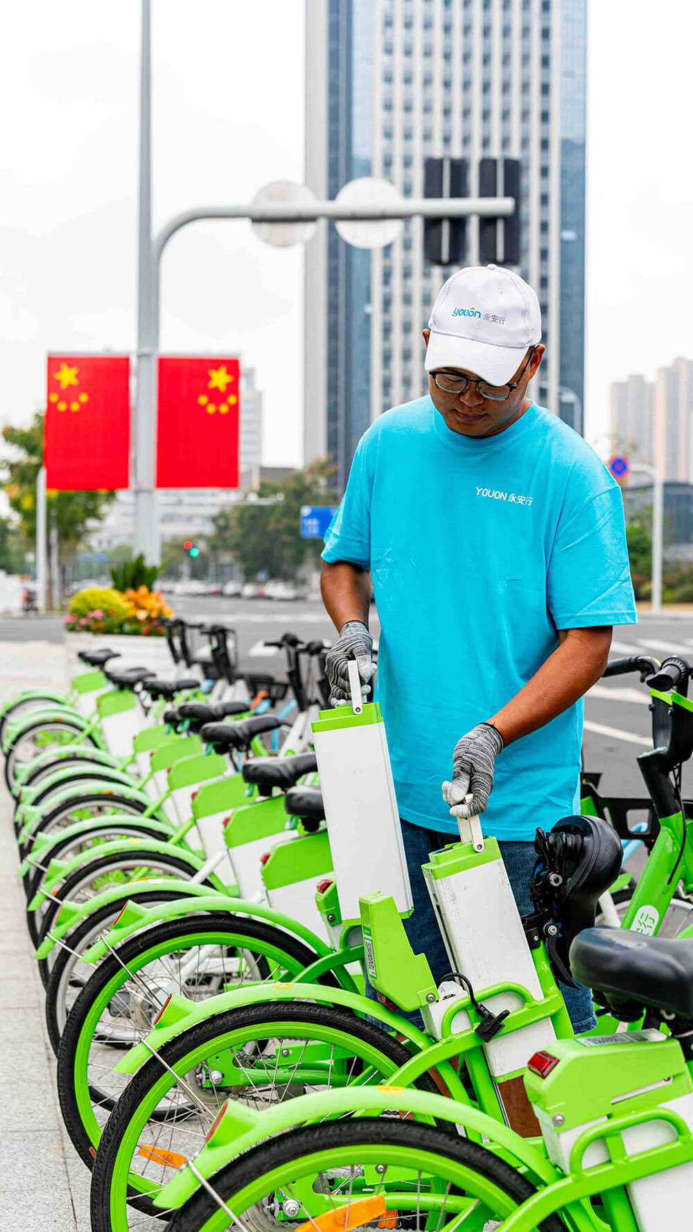 永安行運營員:日均換電量達(dá)300多次 永安行運營員:日均換電量達(dá)300多次