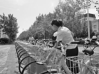 市民刷卡取車。本報記者